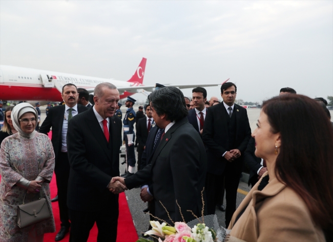 Cumhurbaşkanı Erdoğan Pakistan'da resmi törenle karşılandı